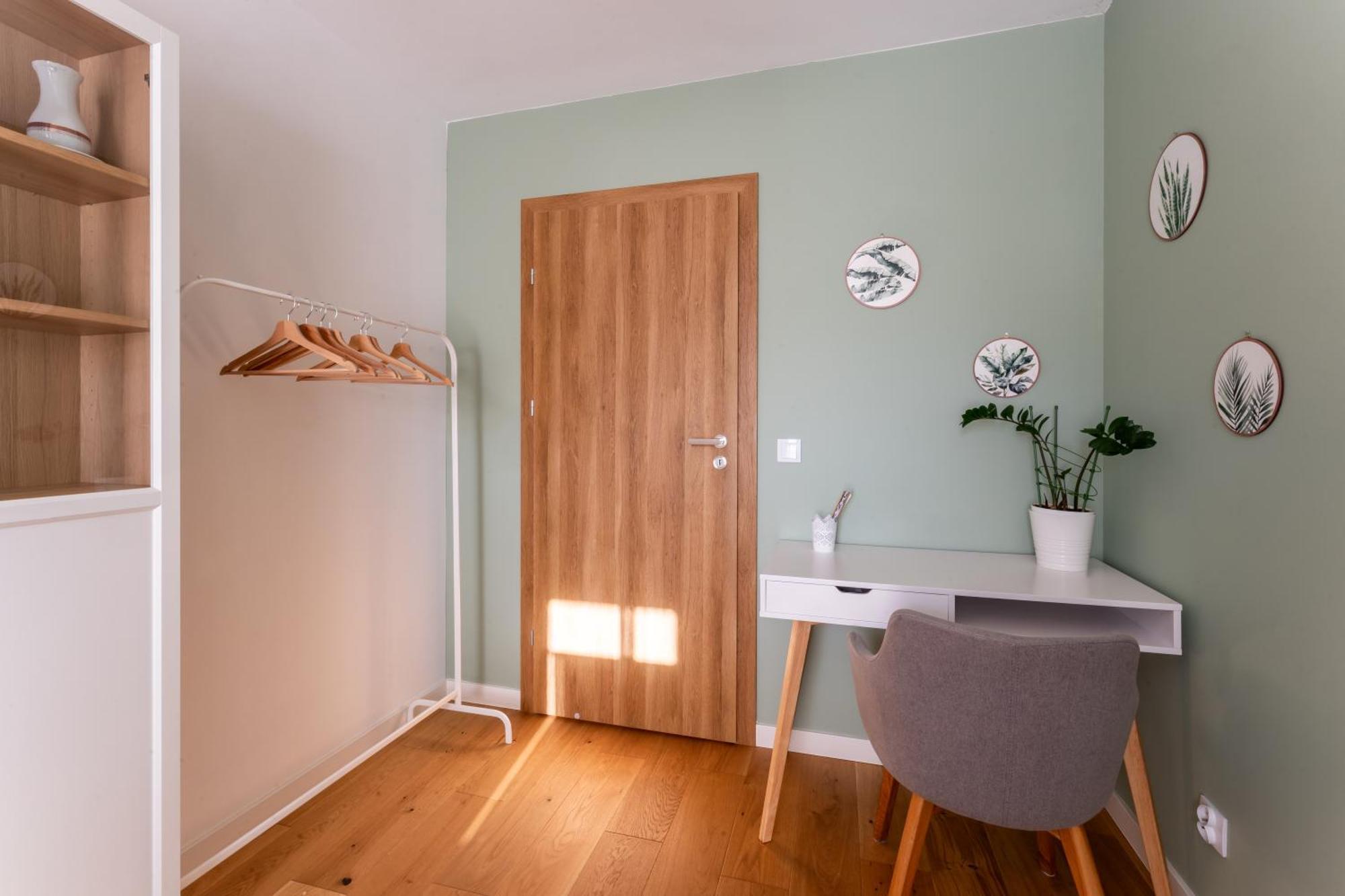 Oasis - Free Parking, Big Balcony, Private Park Apartment Krakau
